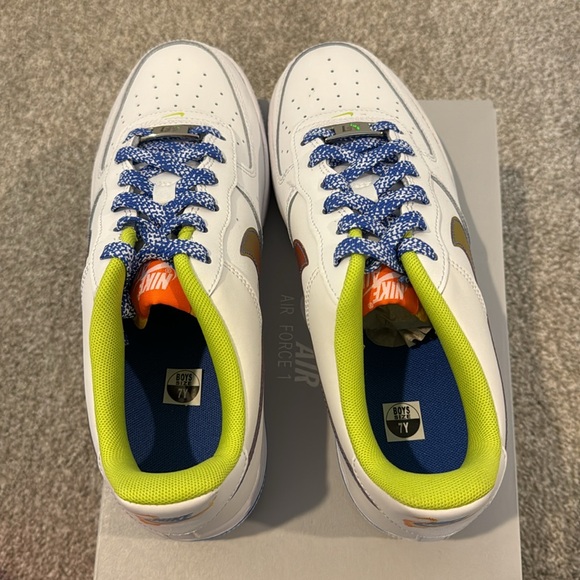 Nike Air Force 1 LV8 - Picture 5 of 6